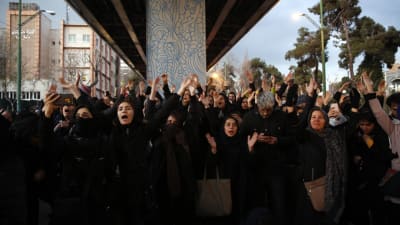 Iranska sympatiyttringar för offren i passagerarplanet som sköts ner. Demonstranter - bland dem ovanligt många unga kvinnor - utanför universitetet Amir Kabir i Teheran 11.1.2020