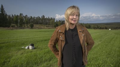 Karin Smirnoff på en äng