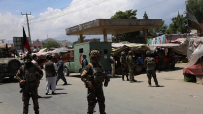 Säkerhetsstyrkor står utanför platsen för brutala attacken i Dasht-e-Barchi den 12 maj 2020. 