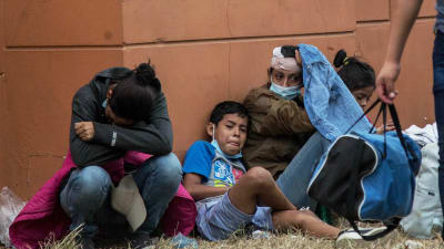 En honduransk migrantfamilj vilar vid vägrenen efter att de slagits tillbaka av guatemalanska säkerhetsstyrkor. Det finns många barnfamiljer i den här migrantkaravanen. 