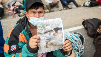 Den här honduranska mannen som kallar sig bara Wilmer, visade på söndagen upp ett foto på sitt hus som förstördes i en orkan. 