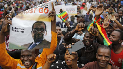 Människor samlas för att demonstrera mot president Robert Mugabe i Harare 18.11.2017.