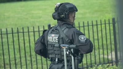 En svartklädd Secret Service-agent utanför Vita huset.