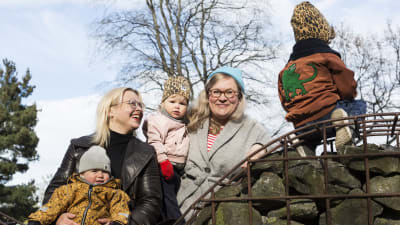 Catariina Salo och Karin Palmén ute i en park tillsammans med sina barn. 