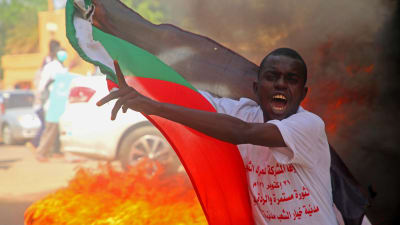 Demokratiaktivister uppmanade på måndag morgon folk att gå ut på gatorna för att protestera mot en eventuell militärkupp. Den här bilden togs i torsdags under en demonstration i huvudstaden Khartoum till stöd för den civila regeringen. 