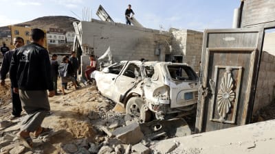 Jemeniter inspektererar spåren efter en saudiledd flygräd i huvdstaden Sanaa den 28 april 2018.