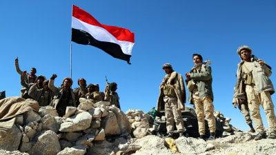 Saudilojala krigare i Jemen avvaktar efter en offensiv mot huthirebeller.