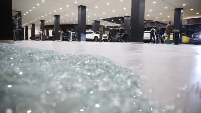 Raketattacken mot USA-basen i Erbil resulterade också i en hel del glassplitter på den civila flygplatsen. 