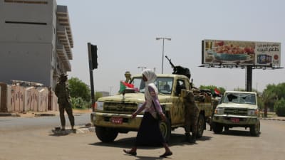En kvina går förbi en av RSF-milisens vägspärrar i Khartoum