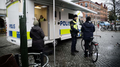 Polisbil vid Möllevångstorget i Malmö. 