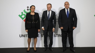 Bulgariens EU-minister Lilyana Pavlova, Europeiska rådets ordfröande Donald Tusk och Bulgariens premiräminister Bojko Borisov 