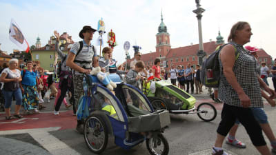 Fotgängare som deltar i pilgrimsfärd från Warszawa