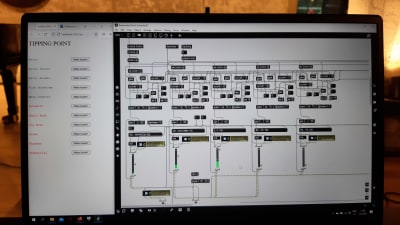 En datorskärm med en massa kopplingar och rutor, som ska bli musik.