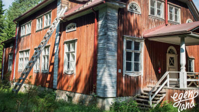 Varjakansaaren vanhan sahakylän asuinrakennus, punavalkoinen kaksikerroksinen puutalo, maali kulunut, autiotalo.