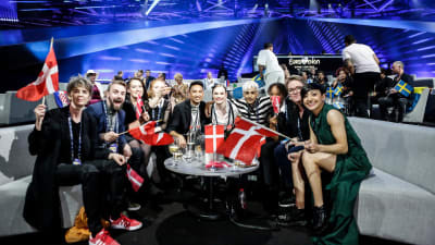 en vy från danmarks sida i greenroom med alla sångare och låtskrivare