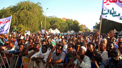 Förra måndagen demonstrerade tusentals anhängare till militären för tredje dagen i följd i Khartoum. De krävde regeringens avgång. De flesta demonstranter sades komma från orter utanför huvudstaden. 
