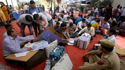 Omkring 900 miljoner indier har rätt att rösta i valet som överses av tio miljoner valfunktionärer