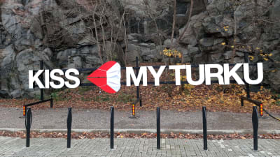 Reklamskylten Kiss My Turku i Åbo har försetts med ett stort, vitt munskydd.