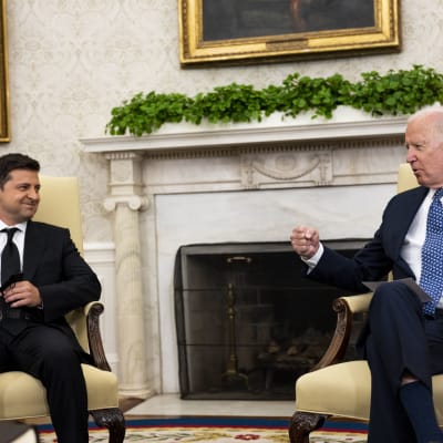 Volodymyr Zelenskyi ja Joe Biden juttelevat iloisen näköisinä Valkoisessa talossa.