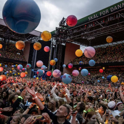 Coldplayn yleisöä. Ilmassa on paljon eri värisiä palloja.