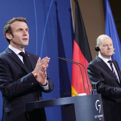 Ranskan presidentti Emmanuel Macron ja Saksan liittokansleri Olaf Scholz pitää lehdistötilaisuutta.