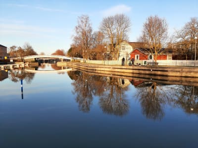 Sundet i Pargas i januarisolsken med gångbron i bakgrunden.