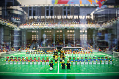 Fotbollsstadion byggd i lego, komplett med landslag från både Danmark och Finland.  