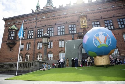 Rådhuspladsen i Köpenhamn har prytts med en jättefotboll i EM:s färger.