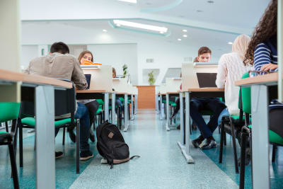 Unga vuxna studerar i ett klassrum.