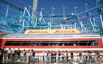 Människor köar till en bergochdalbana i Gröna Lund.