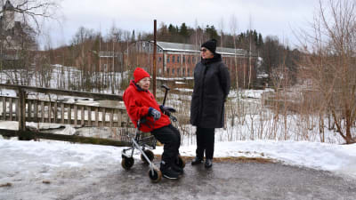 Tyyne Sahlin och Päivi Bärlund ute på promenad i Forsby.
