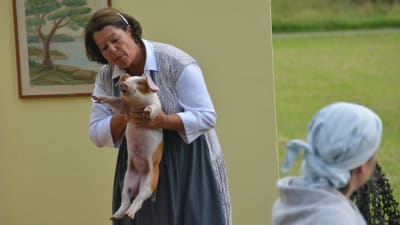 Janine Smeds håller upp en gris.