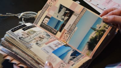 En kalender med fotografier från resa. Dekorerad med klistermärken.