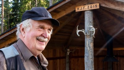 Henrik Lindström vid jaktkåtan.