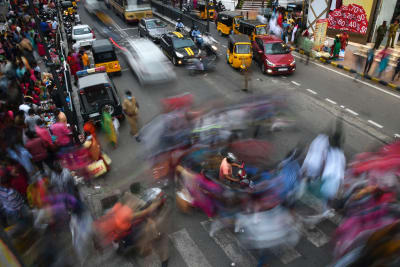 Människor och trafik på gata i Indien.