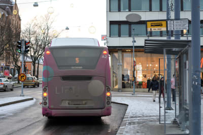 En buss lämnar busshållplatsen.