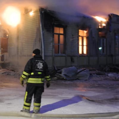Gamla stationsbyggnaden i Villmanstrand i lågor