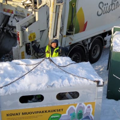 Muovipakkausten keräysastiaa tyhjennetään Kuopiossa.