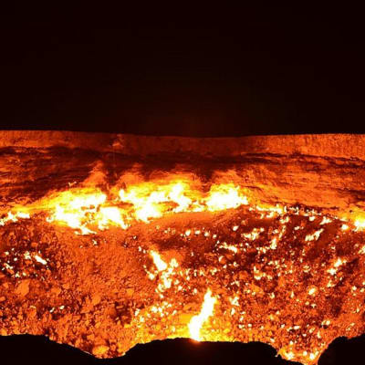 Palava suuri kuoppa "Hell Hole" aavikolla Turkmenistanissa.