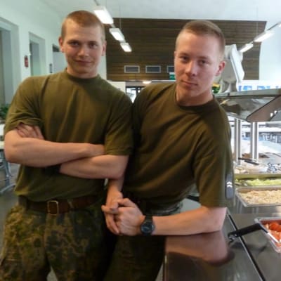 upseerikokelas Atte Mäkelä ja alikersantti Tuomas Ruusu