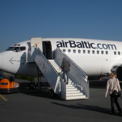 Air Balticin lentokone valmistautumassa lähtöön Lappeenrannan lentokentällä