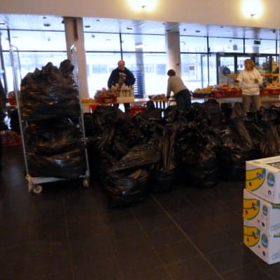 Vähävaraisten joulujuhlan lahjoitsutavaraa.
