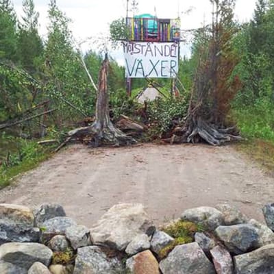 Kaivostoimintaa vastustavien luontoaktivistien rakentama tiesulku Jokkmokissa, Pohjois-Ruotsissa heinäkuussa 2013.
