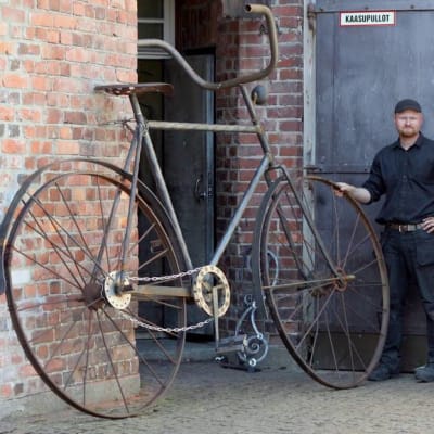 Mikko Nousiainen ja hänen kollegansa Sami Hyvärinen rakensivat yli kaksimetrisen polkupyörän