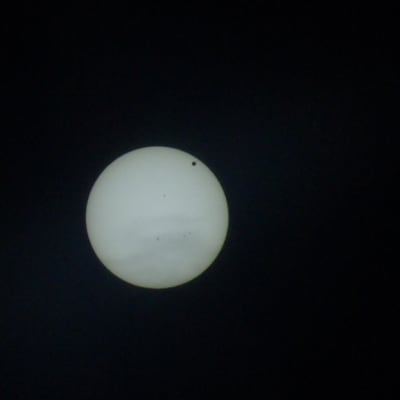 Venus näkyy pienenä pisteenä auringon oikeassa yläkulmassa