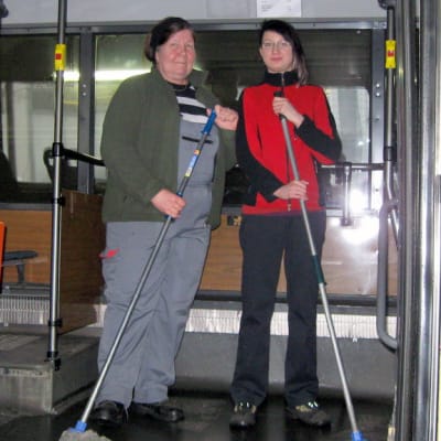 Siivoojat bussissa.