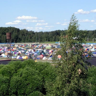 Telttoja Ilosaarirockin teltta-alueella.