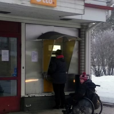 Lumijoen ainoa pankkiautomaatti.