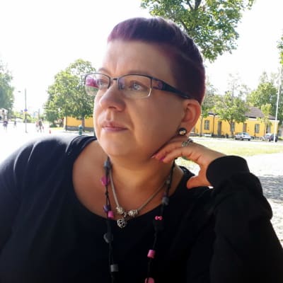 Piia Neuvonen istuu puistonpenkillä kertomassa tyttärestään