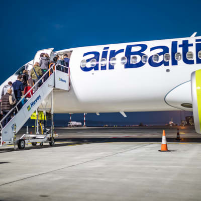 airbaltic a220-300 matkustajia